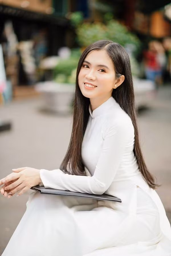 Trong những khuôn hình đẹp mơ mộng với trang phục áo dài trắng tinh khôi như nữ sinh, Tuyết Nga khiến người xem không thể rời mắt khỏi vì quá cuốn hút.