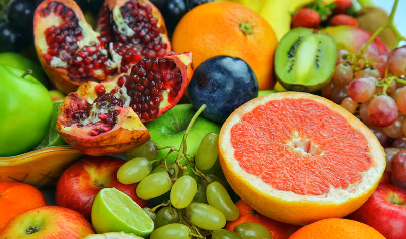 Các loại quả: Nên cung cấp các loại quả có màu vàng hay đỏ để cung cấp vitamin A có lợi cho mắt, như: cam, quýt, táo dưa hấu... Các loại quả này cung cấp vitamin A, lutein có lợi cho đôi mắt và buổi tối nên ăn 1-2 quả chuối để cung cấp thêm vitamin, khoáng chất và serotonin, giúp các sĩ tử ngủ đủ giấc.