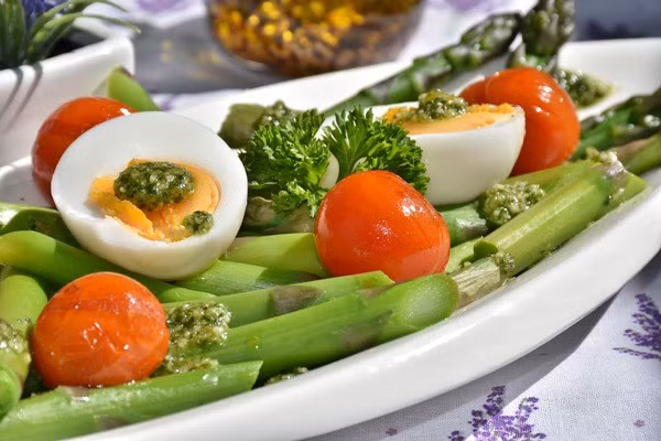 Bỏ qua các thực phẩm giàu carb: Ăn các món như bánh mì, pasta hay cơm trước khi vào thi sẽ giúp bạn tăng cường trí nhớ nhất thời, nhưng hiệu ứng này nhanh chóng biến mất, sau đó sẽ làm giảm chức năng não bộ. Ăn nhiều carb sẽ làm tăng đột ngột lượng đường trong máu, dẫn đến sản sinh serotonine và trytophan - những chất khiến bạn cảm thấy buồn ngủ.