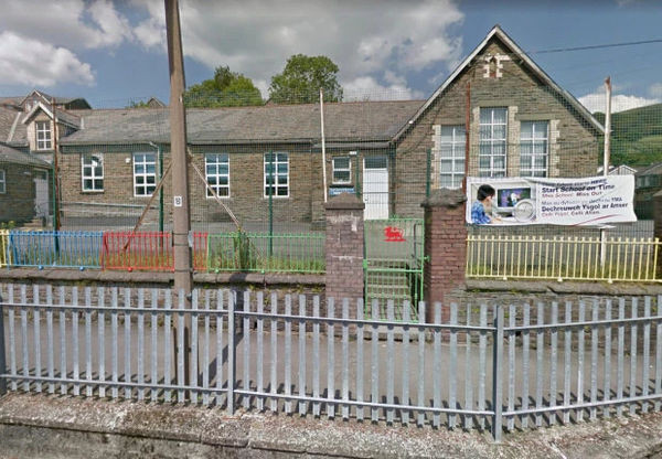 Nhom tho kinh hoang phat hien xac ca sau chon duoi san lop hoc