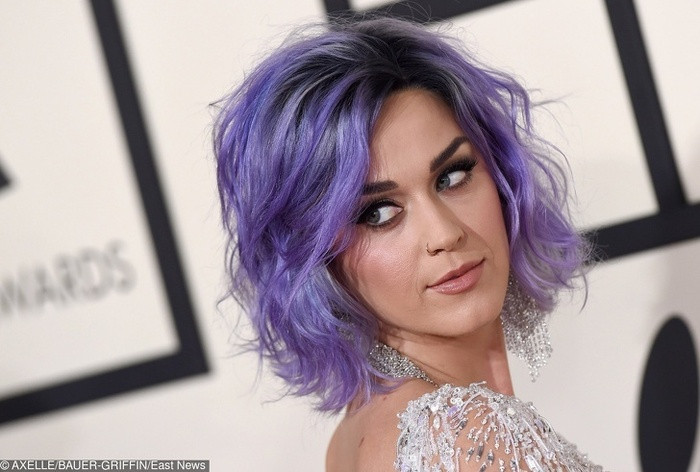 Tóc màu tím Mái tóc màu tím rực rỡ và trông khá ngông cuồng. Ngay cả những ngôi sao nổi tiếng cũng yêu thích màu tóc này. Ưu điểm của tóc tím là tất cả các sắc thái của màu tím trông tuyệt vời bất kể độ dài hay hình dạng của tóc.