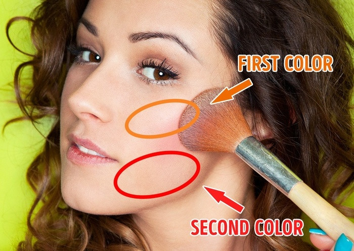 Tạo khối bằng phấn má Tạo khối bằng phấn má chính là trào lưu tạo khối mới nhất. Cách tạo khối tạo cảm giác mặt dài và thon hơn, gò má sắc sảo hơn và tôn dáng từng khuôn mặt. Đầu tiên bạn dùng phấn má màu đậm hơn tán theo đường chéo ở hai bên má. Sau đó, bạn dùng phấn má màu thật nhạt và sáng để tán ngay sát phía trên đường chéo màu đậm để phần tạo khối trở nên mềm mại và tự nhiên hơn.