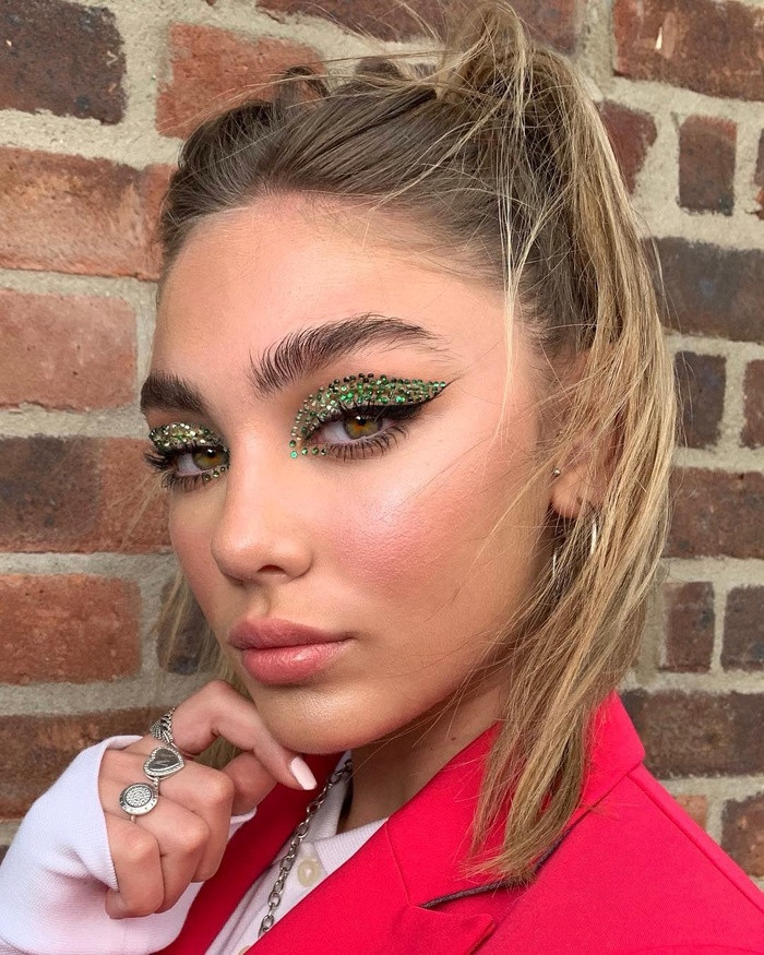 Không có kiểu lông mày hoàn hảo Năm nay, lông mày tự nhiên đang là xu hướng (về màu sắc, chiều dài và hình dạng). Nhưng lông mày nên được tạo kiểu và gọn gàng. Bạn có thể sử dụng gel lông mày đặc biệt và thử tạo kiểu để cố định các sợi lông mày theo ý bạn.