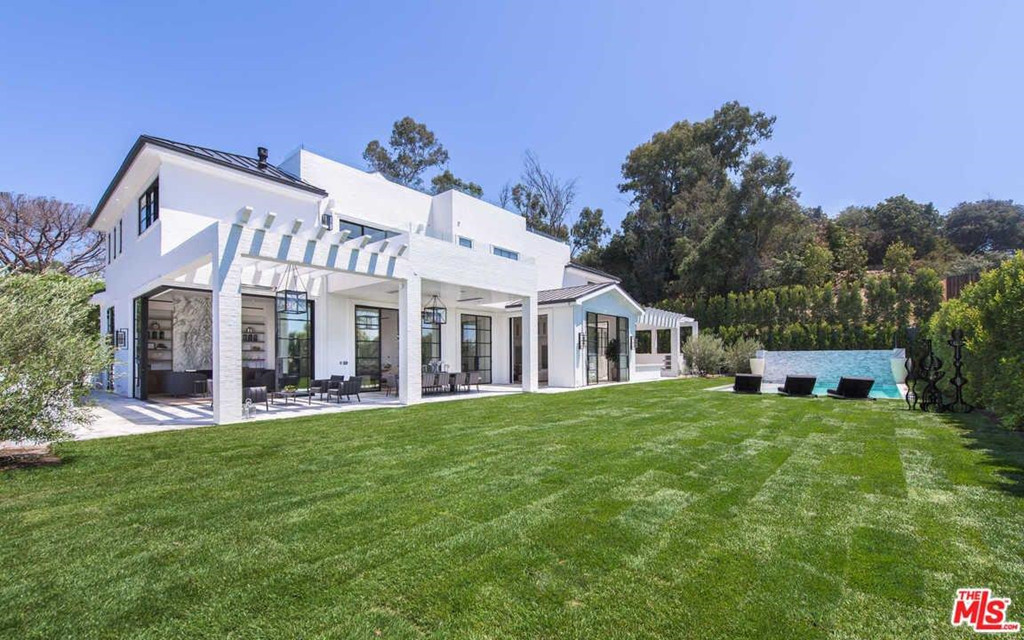 Hồ bơi và khu vực spa ngoài trời là những tiện ích không thể thiếu trong biệt thự của bất kỳ ngôi sao thể thao hàng đầu thế giới nào.