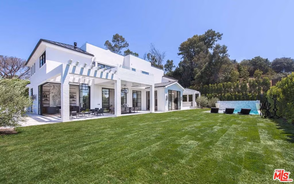 Hồ bơi và khu vực spa ngoài trời là những tiện ích không thể thiếu trong biệt thự của bất kỳ ngôi sao thể thao hàng đầu thế giới nào.