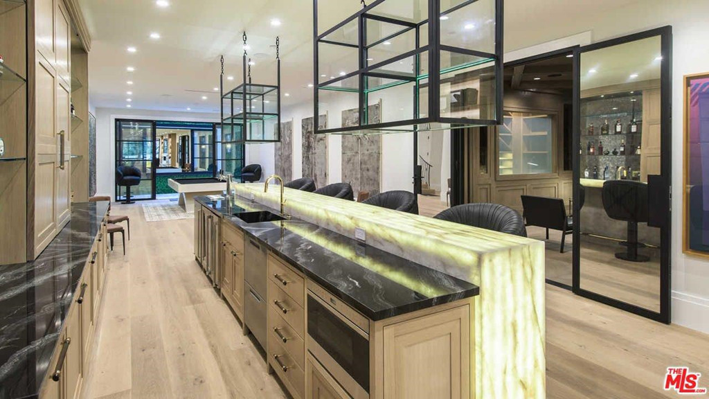 Quầy bar trong nhà với thiết kế trẻ trung, thời thượng là nơi LeBron James tận hưởng những phút giây thư thái cùng bạn bè hay những người đồng đội.