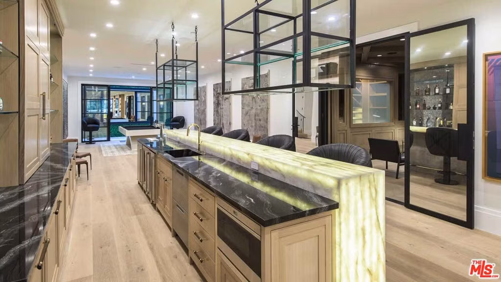 Quầy bar trong nhà với thiết kế trẻ trung, thời thượng là nơi LeBron James tận hưởng những phút giây thư thái cùng bạn bè hay những người đồng đội.