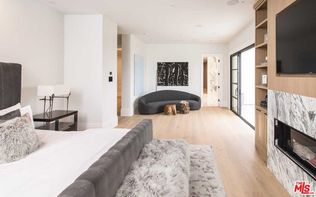 Phòng ngủ chính rộng lớn với khu vực tiếp khách, ban công, tủ quần áo khổng lồ, cùng những nội thất xa xỉ không kém những khách sạn cao cấp.