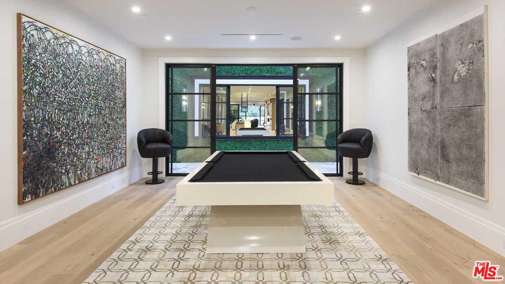 Khu vực giải trí để chơi billiard. Từ đây, chủ nhà có thể dễ dàng đi đến phòng hút xì gà được trang bị bộ lọc khí công nghệ cao ngay gần đó.