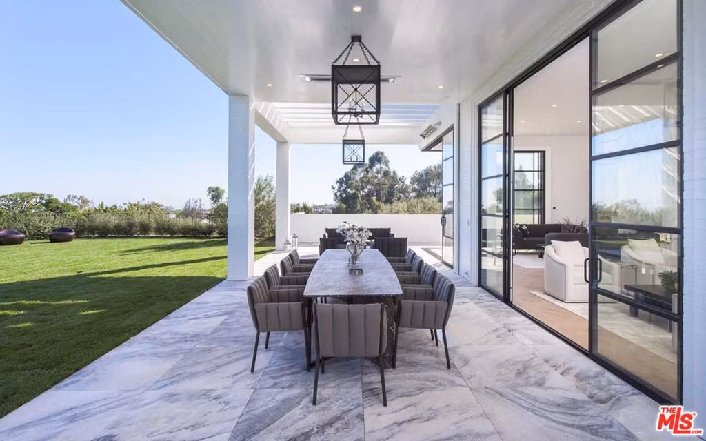 Không gian thư giãn ngoài trời rộng rãi với bàn ăn, khu vực bếp núc là địa điểm lý tưởng để tổ chức những bữa tiệc tùng.