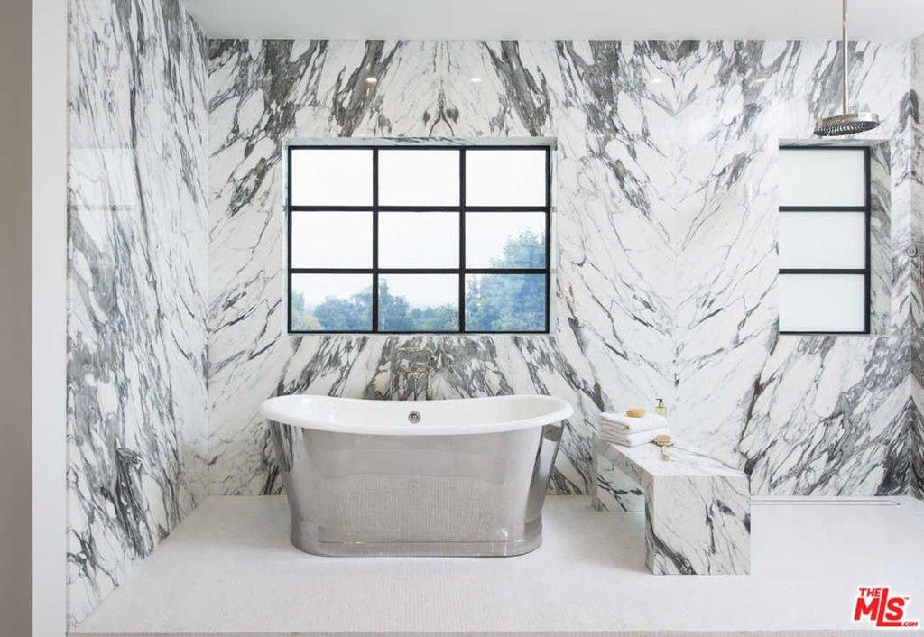 Có một phòng tắm kép được lát đá cẩm thạch nằm trong phòng ngủ chính.