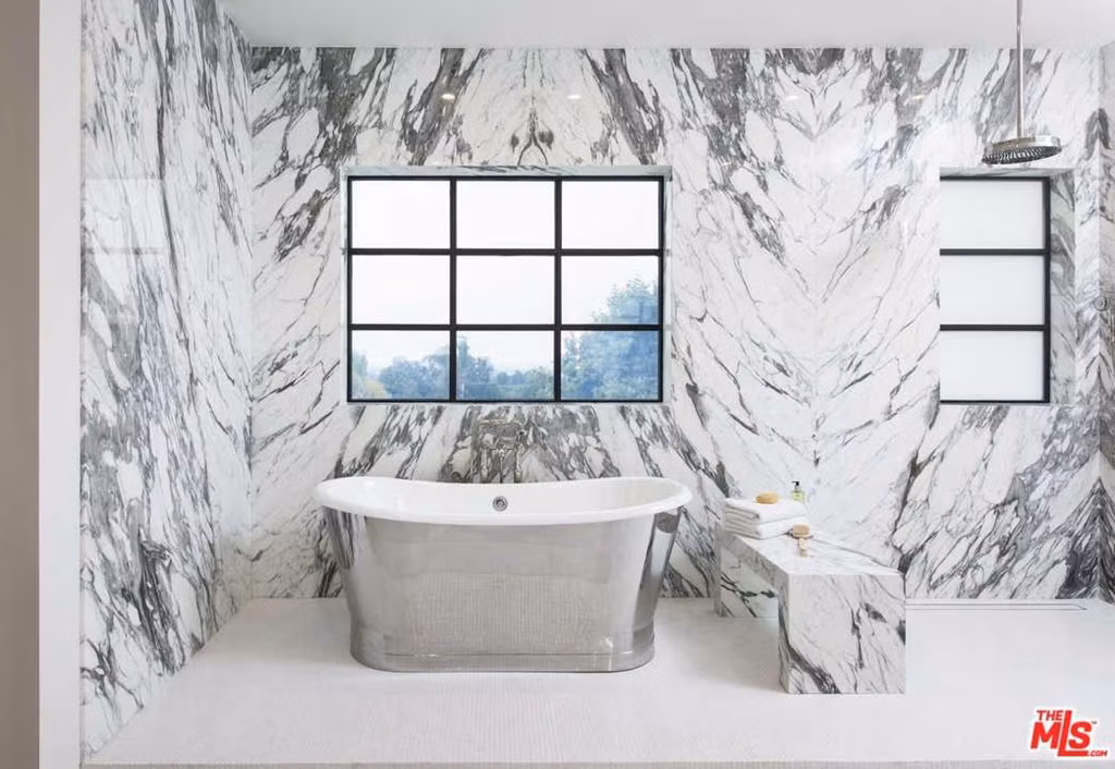 Có một phòng tắm kép được lát đá cẩm thạch nằm trong phòng ngủ chính.