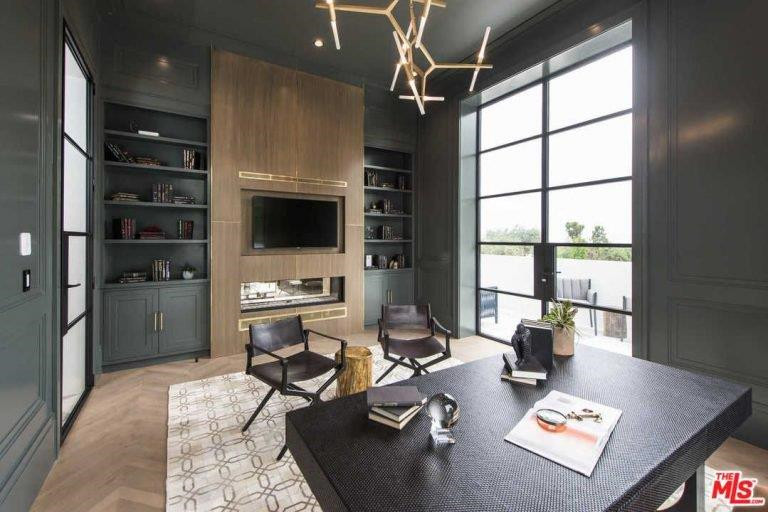 Phòng làm việc của "vua bóng rổ" với sàn gỗ cứng cùng đồ nội thất màu đen đơn giản nhưng không kém phần lịch lãm.