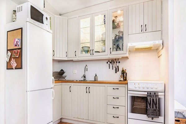 Đặt đồ điện trên nóc tủ lạnh: Nhiều gia đình thường có thói quen đặt đồ điện tử lên nóc tủ lạnh như đặt lò vi sóng, lò nướng lên nóc tủ lạnh là điều không nên. Bởi khí nóng của bếp tỏa ra và hơi lạnh từ tủ thoát ra là xung khắc nhau quá mạnh nên gây ảnh hưởng trực tiếp đến sức khỏe của người sử dụng.