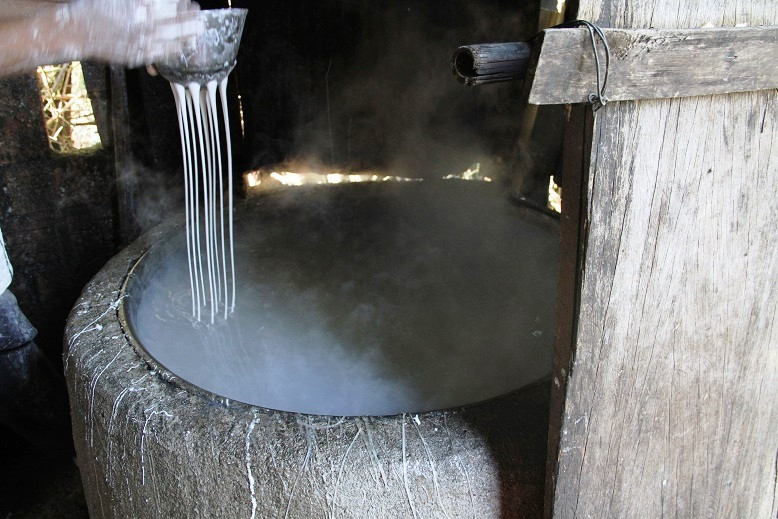 Gia đình ông Võ Văn Tâm (67 tuổi, làng An Thái) có 5 đời làm nghề bún và bánh, có cả bún Song Thằn. Thế hệ này nối thế hệ khác để giữ nghề, ngày cuối năm, bún làm ra bán thường xuyên "cháy hàng", ông Tâm phải kêu con cháu, thuê nhân công để đáp ứng kịp nhu cầu khách hàng.