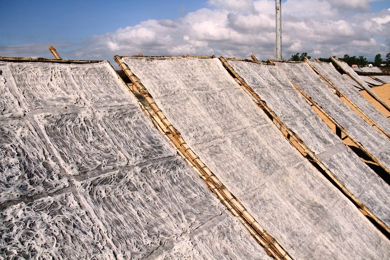 Bún Song Thằn (làm thành từng tấm hình vuông mỗi cạnh 30cm, phơi khô) nổi tiếng vì có hương vị thơm ngon đặc biệt và giá trị dinh dưỡng cao. Theo cư dân địa phương, sở dĩ có tên gọi “Song Thằn” vì khi làm bún, người thợ thường bắt dây bún từng đôi một, nhiều người đọc thành bún "song thằn". Còn có nhiều thông tin rằng, dưới thời phong kiến, các quan lại địa phương đều mang theo bún Song Thằn tiến lên vua nên còn được gọi là bún tiến vua.