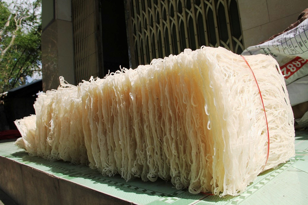 Bún được gói ghém cẩn thận, chuẩn bị xuất bán ra thị trường.