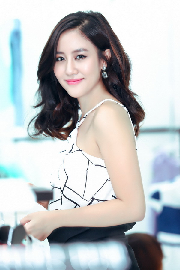 Năm 2015, Văn Mai Hương từng phải hủy show Tôi tỏa sáng vì căn bệnh trầm cảm. Quản lý của cô cho biết, nữ ca sĩ bị trầm cảm vì gặp rắc rối trong công việc. Theo người nhà nữ ca sĩ, Văn Mai Hương bị chứng trầm cảm kéo dài, niềm vui duy nhất của cô là chơi chú chó nhỏ hằng ngày. Hiện tại, Văn Mai Hương đã thoát khỏi những tháng ngày đen tối đó.