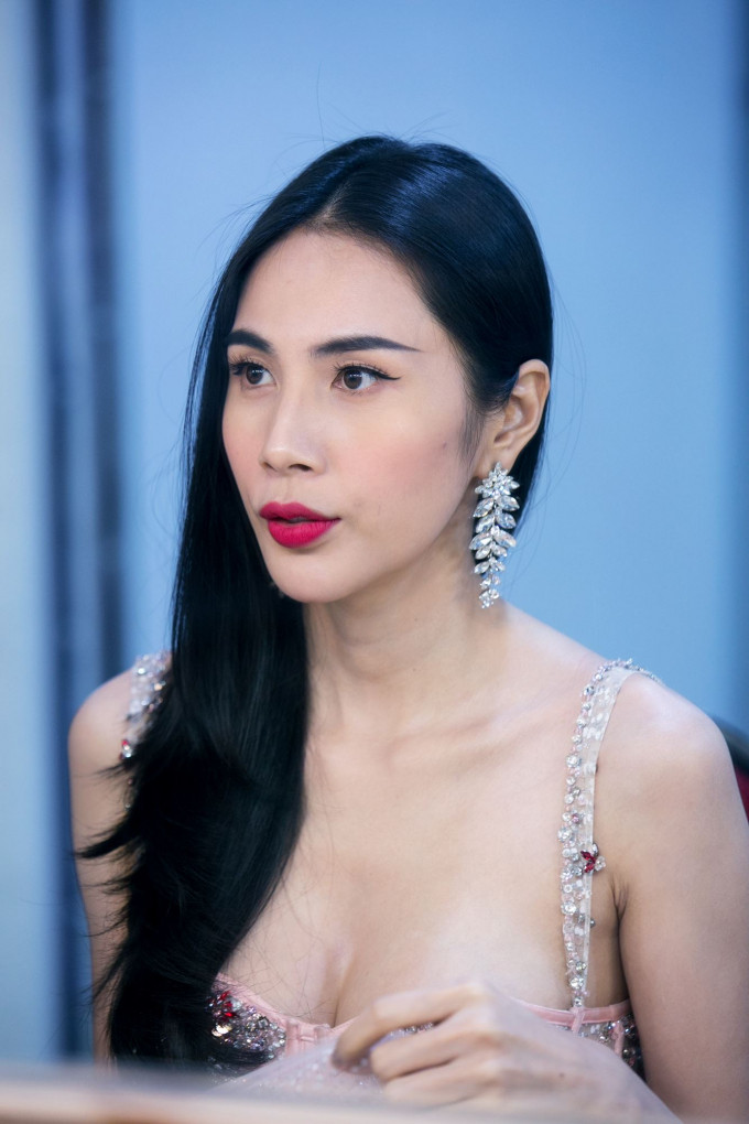 Trước khi có cuộc sống hạnh phúc bên Công Vinh, Thủy Tiên đã trải qua một quá khứ kinh hoàng vì bị bạo hành và xâm hại tình dục khi chỉ mới 10 tuổi. Suốt 20 năm qua, Thủy Tiên mang theo bí mật đó bên mình, với những mặc cảm, lo sợ. Cô chia sẻ có thời gian cô bị trầm cảm nặng và định tìm đến cái chết. Không chỉ dừng lại ở đó, vào thời điểm vướng vào scandal lộ ảnh nóng, Thủy Tiên cũng đã nung nấu ý định tự vẫn vì không nhận được sự tha thứ của mẹ ruột.