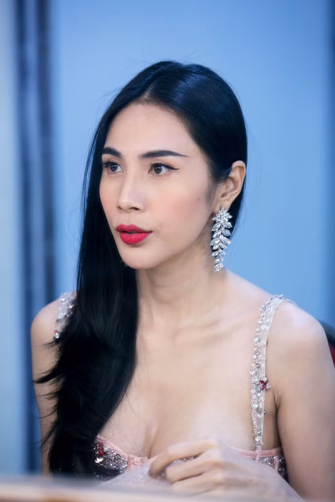 Trước khi có cuộc sống hạnh phúc bên Công Vinh, Thủy Tiên đã trải qua một quá khứ kinh hoàng vì bị bạo hành và xâm hại tình dục khi chỉ mới 10 tuổi. Suốt 20 năm qua, Thủy Tiên mang theo bí mật đó bên mình, với những mặc cảm, lo sợ. Cô chia sẻ có thời gian cô bị trầm cảm nặng và định tìm đến cái chết. Không chỉ dừng lại ở đó, vào thời điểm vướng vào scandal lộ ảnh nóng, Thủy Tiên cũng đã nung nấu ý định tự vẫn vì không nhận được sự tha thứ của mẹ ruột.