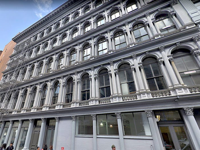 Ở thành phố New York, vị tỷ phú mua lại tòa nhà lâu đời E.V. Haughwout (ảnh) vào năm 2015 với giá 145 triệu USD. Ông cũng mua một khách sạn với giá 67,7 triệu USD ngay tại thành phố này vào năm 2016. Ảnh: Google Maps.