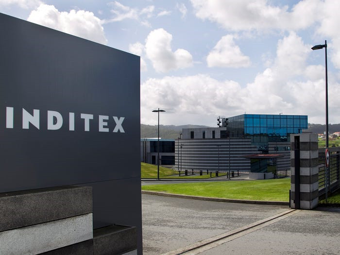 Đến năm 1985, Ortega hợp nhất Zara vào một công ty cổ phần có tên là Inditex. Ông và vợ mình cũng đã ly thân trong khoảng thời gian này, nhưng bà Mera vẫn là cổ đông lớn thứ 2 tại công ty. Ảnh: AP.