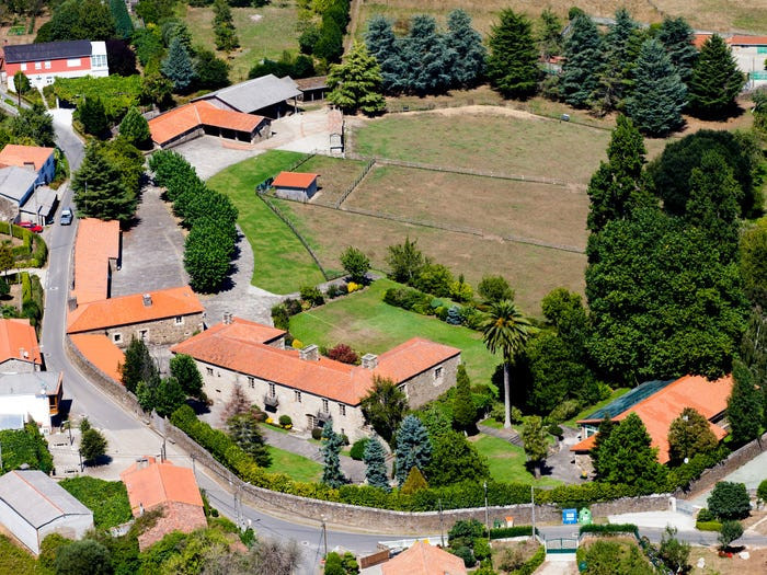 Ông cũng sở hữu một trang trại gần đó, nơi mà cô con gái Marta Ortega đã tiến hành hôn lễ. Ảnh: Getty.