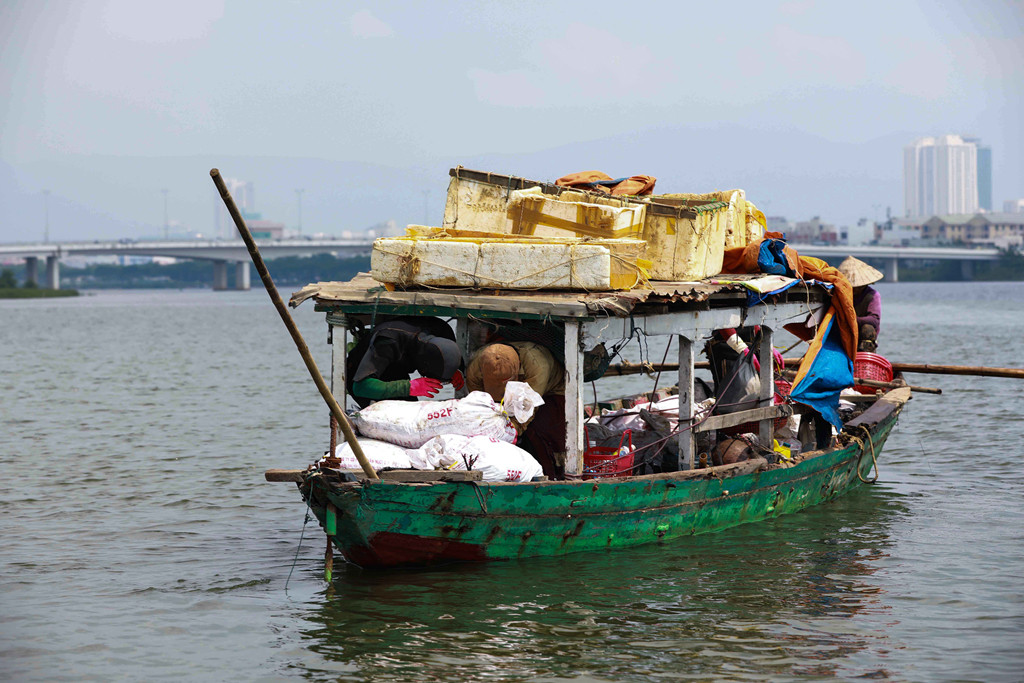Tại đây có cả những chiếc thuyền lớn tới đánh bắt vẹm đen. Sau mỗi ngày, họ chở về bến đầy ắp những thùng "sản phẩm" vừa thu lượm được.