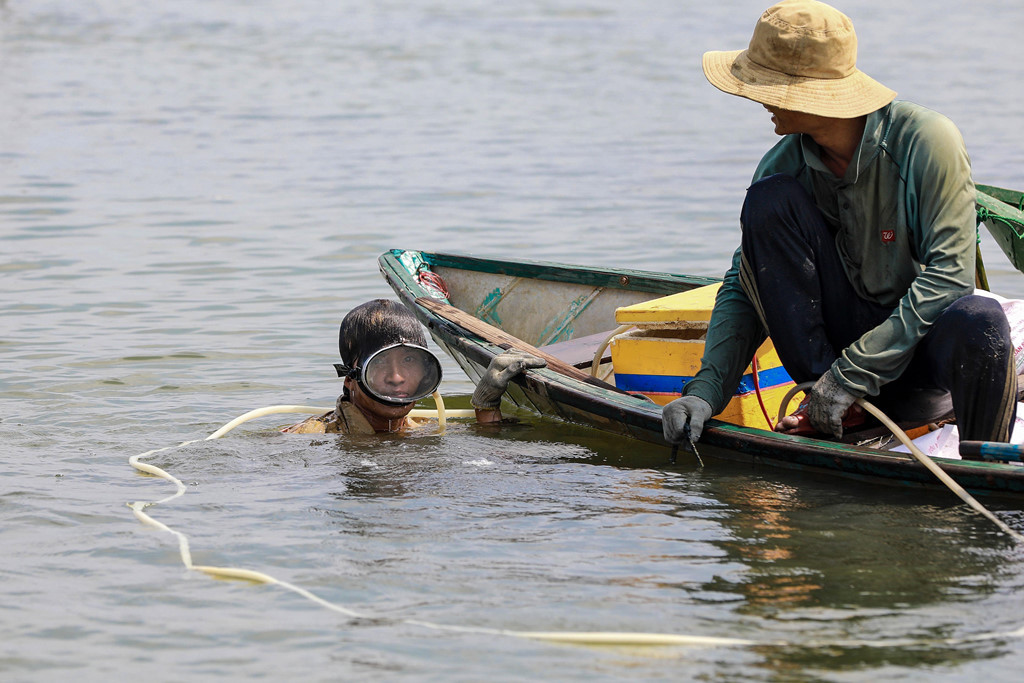 Các ngư dân đánh bắt vẹm tù đây cũng trở thành những thợ lặn lành nghề. Họ dùng bình khí oxy để thở và có thể ở dưới nước vài giờ đồng hồ.
