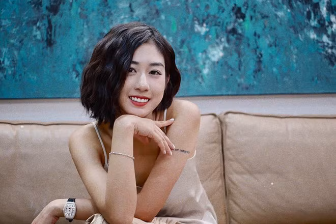 Trang Lou (Phạm Thu Trang, sinh năm 1995) được biết đến là em gái của vlogger Huyme. Cô được quan tâm nhờ mối tình với bạn trai Tùng Sơn khi còn là học sinh cấp 3. Thời điểm ấy, Trang Lou - Tùng Sơn cùng nhau kinh doanh thời trang. Khi trở thành sinh viên Đại học Mỹ thuật Việt Nam, đôi trẻ thành lập công ty chuyên vẽ tường.