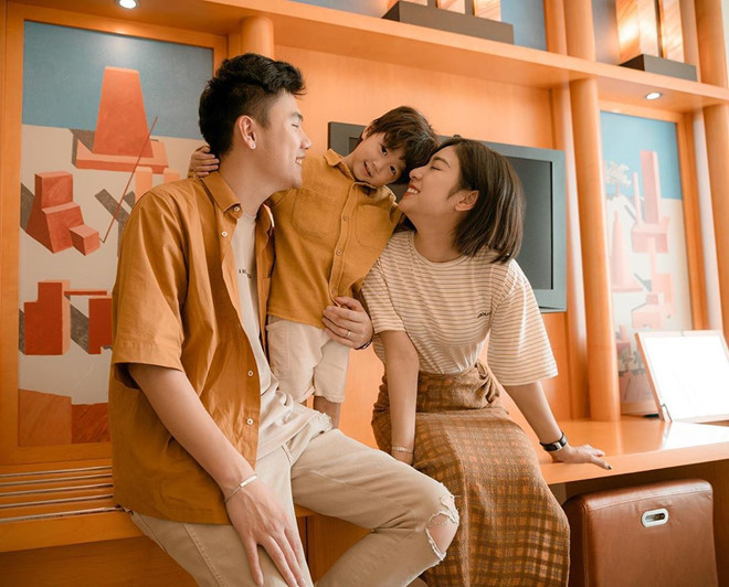 Sau gần 5 năm yêu nhau, đôi trẻ về chung một nhà vào cuối năm 2015 và cho ra đời bé Xoài. Từ đó, Trang Lou - Tùng Sơn được coi là những ông bố, bà mẹ bỉm sữa nổi tiếng trên mạng xã hội. Hiện tại, công việc chính của hot girl 9X là kinh doanh thời trang và đồ handmade, thỉnh thoảng tham dự sự kiện.