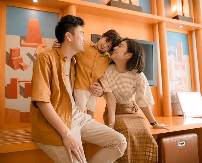 Sau gần 5 năm yêu nhau, đôi trẻ về chung một nhà vào cuối năm 2015 và cho ra đời bé Xoài. Từ đó, Trang Lou - Tùng Sơn được coi là những ông bố, bà mẹ bỉm sữa nổi tiếng trên mạng xã hội. Hiện tại, công việc chính của hot girl 9X là kinh doanh thời trang và đồ handmade, thỉnh thoảng tham dự sự kiện.