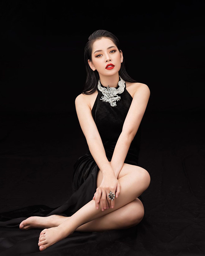 Năm 2017, Chi Pu tuyên bố sẽ thử sức ở lĩnh vực ca hát với câu nói gây sốt cộng đồng mạng: "Từ nay, hãy gọi tôi là ca sĩ". Trùng thời điểm đó, cô vẫn duy trì kinh doanh cửa hàng thời trang và tham dự nhiều sự kiện lớn nhỏ.