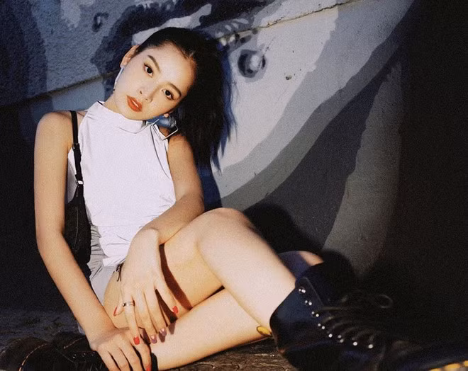 Hiện tại, Chi Pu là một trong những hot girl nổi tiếng, sở hữu trang cá nhân có 3,4 triệu người theo dõi. Sau nhiều năm hoạt động, 9X đã tự mua được căn hộ cao cấp ở Sài Gòn, tậu siêu xe trị giá tiền tỷ, thường xuyên đi du lịch và mua sắm đồ hiệu.