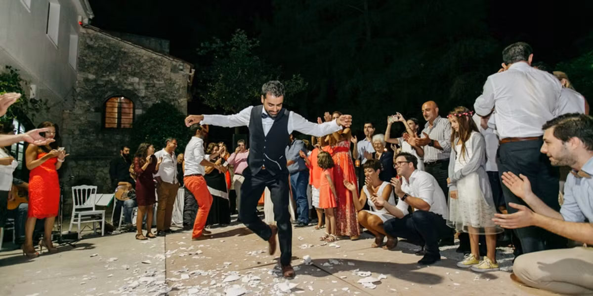 Polterabend - Đập vỡ bát đĩa ở Đức: Trong đám cưới truyền thống Đức, bạn bè và gia đình của cô dâu, chú rể sẽ cùng nhau đập vỡ bát đĩa. Sau đó, cặp đôi mới cưới phải dọn dẹp mớ hỗn độn đó. Người dân ở đây quan niệm bằng cách này, cô dâu và chú rể có thể học cách giúp đỡ và đồng hành cùng nhau trong những thời điểm khó khăn. Ảnh: Hochzeitsplaza