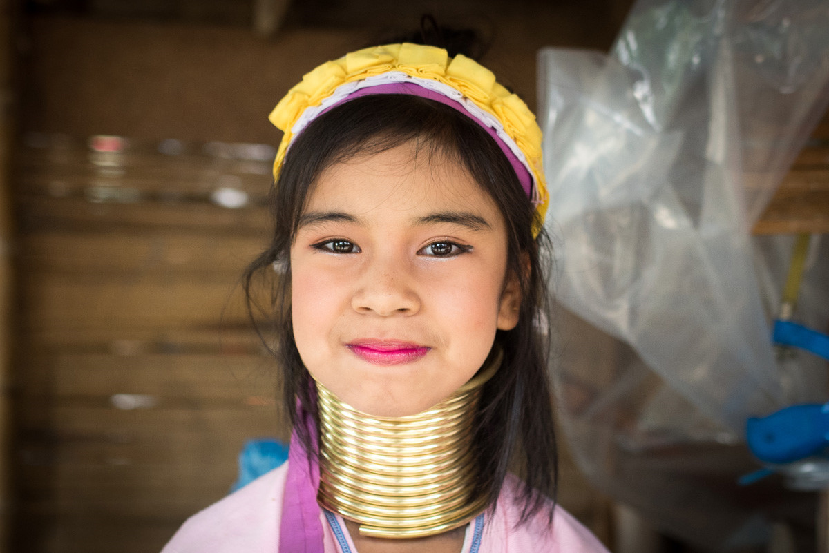 Đeo nhiều vòng cổ của bộ lạc Kayan ở Myanmar: Những chiếc vòng cổ bằng đồng có thể nặng tới 10 kg lần lượt được đeo lên cổ các cô gái từ bé đến lúc trưởng thành. Mỗi năm trôi qua, số lượng vòng cũng tăng lên. Theo quan niệm truyền thống, phụ nữ Kayan sở hữu càng nhiều vòng cổ, càng thể hiện nét cao quý và sự giàu có của gia đình. Điều này cũng tượng trưng cho nét văn hóa truyền thống lâu đời của bộ tộc.