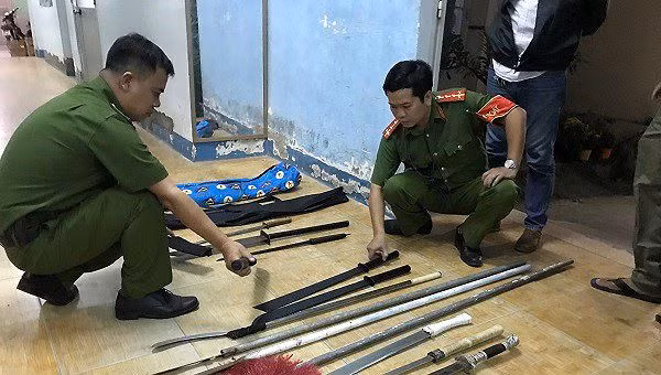 Nua dem thue taxi cho 2 bao dao, ma tau di gay an