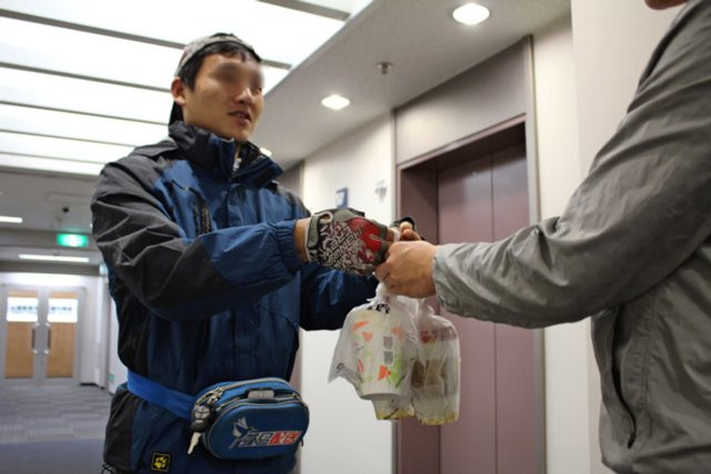 Co gai phat hien ban trai noi doi de di ngoai tinh vi ... shipper giao do an