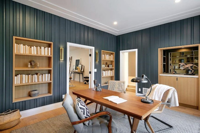 Infante đã giữ lại những tấm gỗ nguyên khối ở phòng làm việc để tích hợp các tủ sách trong đó. Ảnh: Jim Bartsch.