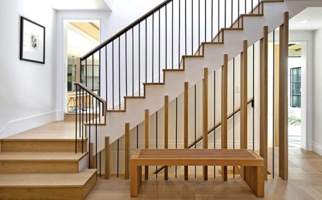 Điểm nhấn độc đáo bên trong căn hộ là sàn nhà và cầu thang được lát gỗ sồi này. Ảnh: Jim Bartsch.