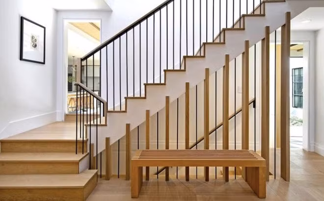 Điểm nhấn độc đáo bên trong căn hộ là sàn nhà và cầu thang được lát gỗ sồi này. Ảnh: Jim Bartsch.