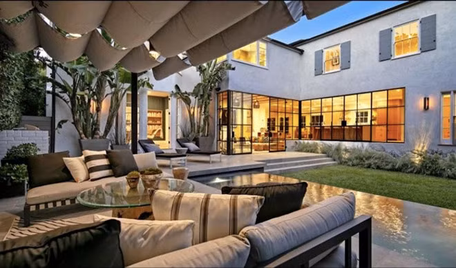 Ở sân vườn có khu giải trí nằm cạnh hồ bơi và được tích hợp với lò nướng thịt cũng những tiện nghi khác. Ảnh: Jim Bartsch.