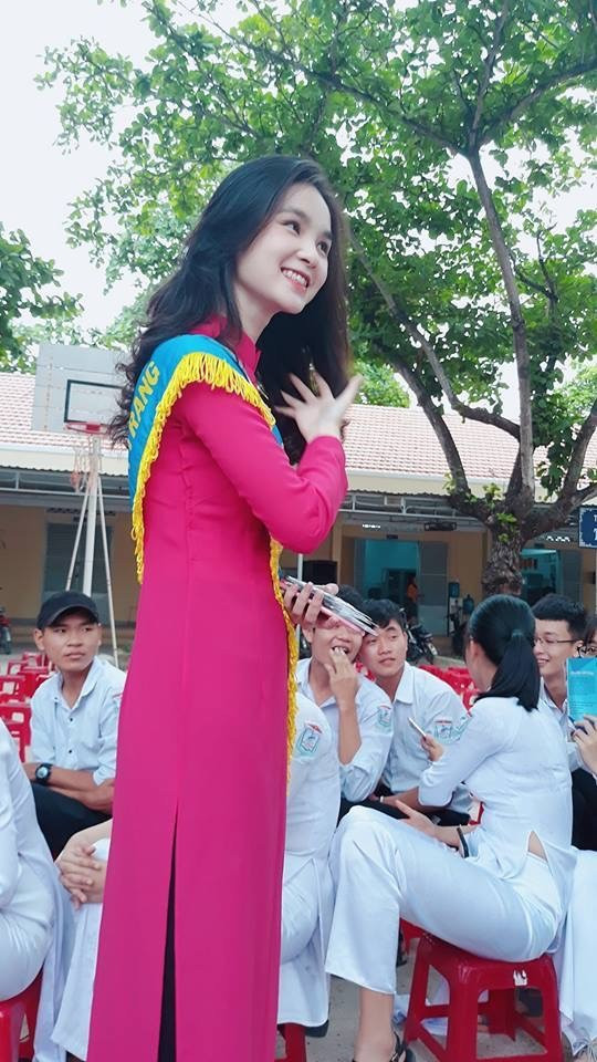 Co giao thuc tap xinh nhu hotgirl khien hoi anh em dung ngoi khong yen