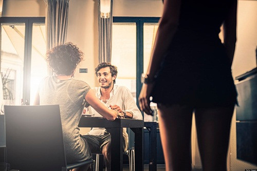 Vo cao tay xu ly khi phat hien anh nong bong cua chong va nhan tinh