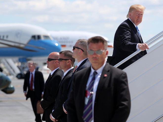 Được Mật vụ Mỹ bảo vệ an toàn tuyệt đối mọi lúc, mọi nơi: Ngay cả khi rời Nhà Trắng, các tổng thống Mỹ vẫn được Mật vụ bảo vệ trọn đời. Con cái của họ sẽ được bảo vệ cho đến năm 16 tuổi. Theo Bộ An ninh nội địa, ngân sách dành cho Mật vụ Mỹ trong năm 2017 lên đến 1,9 tỷ USD. Ảnh: Reuters.