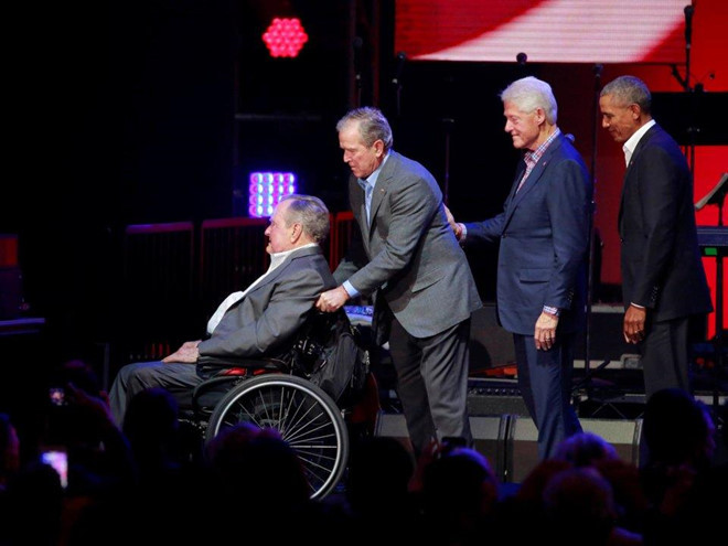 Lương hưu và phúc lợi hậu hĩnh: Năm 2016, Cựu Tổng thống Jimmy Carter, George H.W. Bush, George W. Bush và Bill Clinton nhận mức lương hưu hàng năm là 205.700 USD. Còn cựu Tổng thống Barack Obama nhận 207.800 USD trong năm 2017. Các cựu tổng thống còn cấp kinh phí đi lại và hưởng chế độ bảo hiểm y tế thuộc vào loại hàng đầu. Ảnh: Reuters.