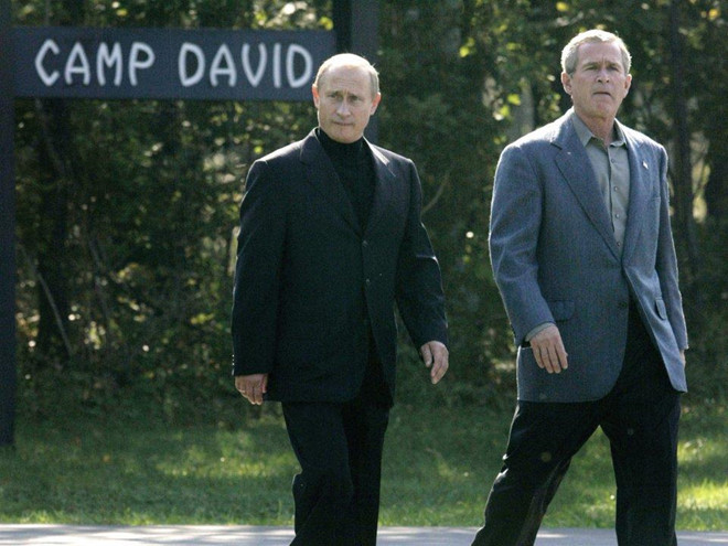 Nghỉ ngơi ở Trại David: Camp David nằm trong công viên Mountain Catoctin ở hạt Frederick, bang Maryland. Với trang bị đầy đủ từ phòng tập, hồ bơi cho đến sân đỗ máy bay, Camp David là nơi để các tổng thống Mỹ tìm đến khi tạm “chạy trốn" khỏi Washington. Ảnh: Reuters.