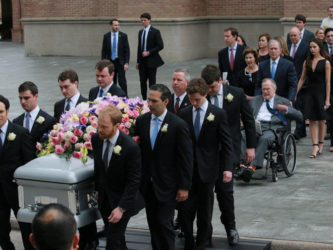 Dịch vụ tang lễ cấp nhà nước: Người đứng đầu chính phủ Mỹ và các thành viên gia đình đều là biểu tượng quốc gia và di sản của họ sẽ được bảo tồn sau khi qua đời. Khi một thành viên gia đình tổng thống qua đời, tang lễ sẽ được tổ chức theo nghi thức cấp quốc gia. Đám tang có thể kéo dài 7-10 ngày, qua ba giai đoạn với đầy đủ các nghi thức quân đội trang trọng, ví dụ như 21 phát đại bác sẽ được bắn trong tang lễ. Ảnh: Reuters.