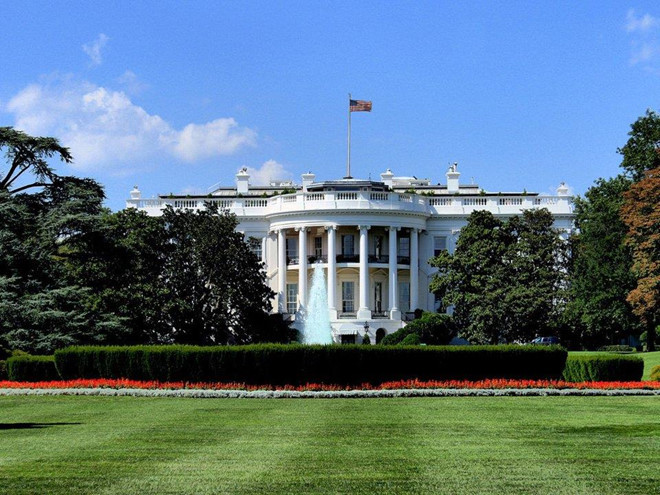 Sống và làm việc tại Nhà Trắng: Từ năm 1972, Nhà Trắng trở thành nơi sinh sống và làm việc của tổng thống Mỹ đương nhiệm. Tòa nhà tại thủ đô Washington DC có 6 tầng và 132 phòng, bao gồm nhiều tiện ích như một sân chơi bowling, một cửa hàng chocolate, một phòng gym với đầy đủ thiết bị luyện tập, sân tennis, hồ bơi... Gia đình tổng thống được cấp 100.000 USD để trang trí lại Nhà Trắng. Ảnh: BI.