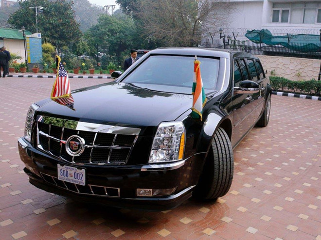 Xe bọc thép “Quái thú”: Khi di chuyển bằng xe hơi, tổng thống Mỹ sử dụng chiếc Cadillac One bọc thép. Điểm hạn chế của chiếc xe có biệt danh "Quái thú" là nó nặng tới 6,35 tấn, chẳng khác gì một chiếc xe tăng, nên không thể di chuyển nhanh. Ảnh: Reuters.